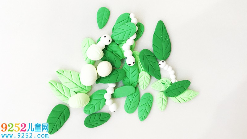 用粘土做蠶寶寶和樹(shù)葉