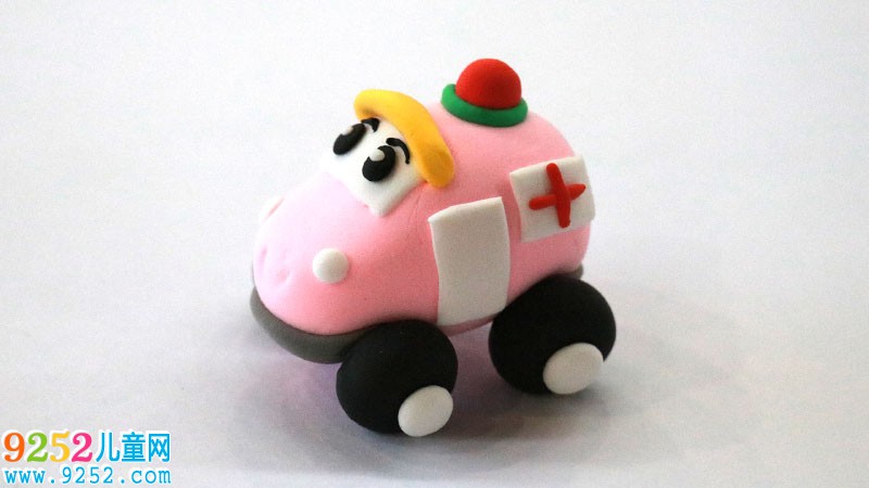 用超輕粘土做救護車