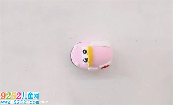 用超輕粘土做救護車
