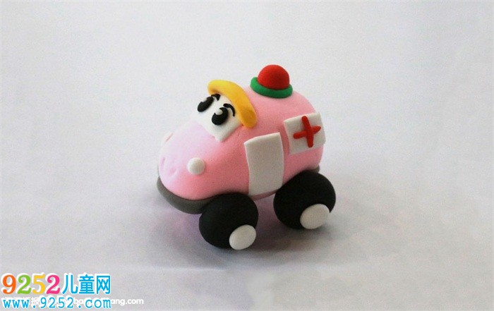 用超輕粘土做救護車
