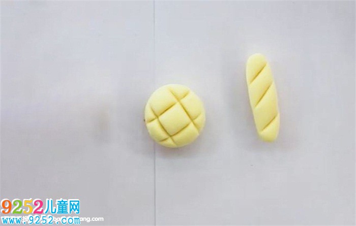 用粘土做迷你小面包
