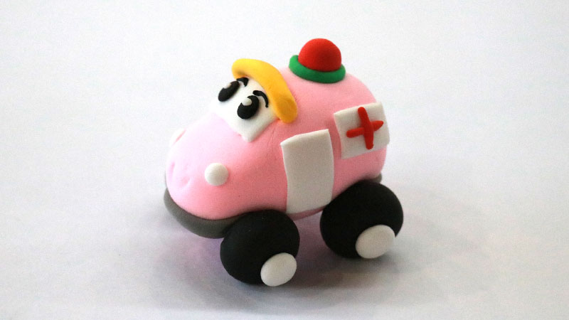 用超輕粘土做救護(hù)車