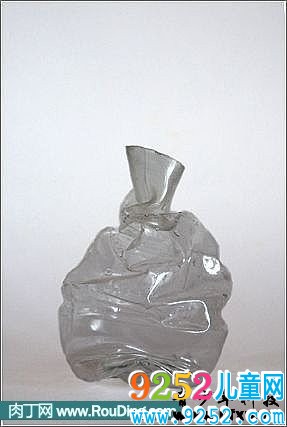 礦泉水瓶改創(chuàng)意花瓶教程