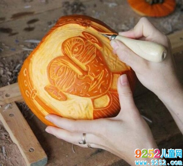 怎么制作萬圣節(jié)南瓜的方法步驟