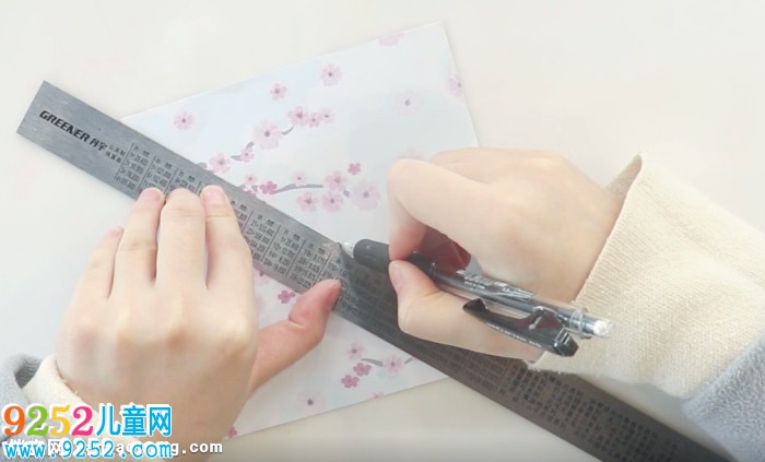 兒童手工風(fēng)車(chē)怎么做