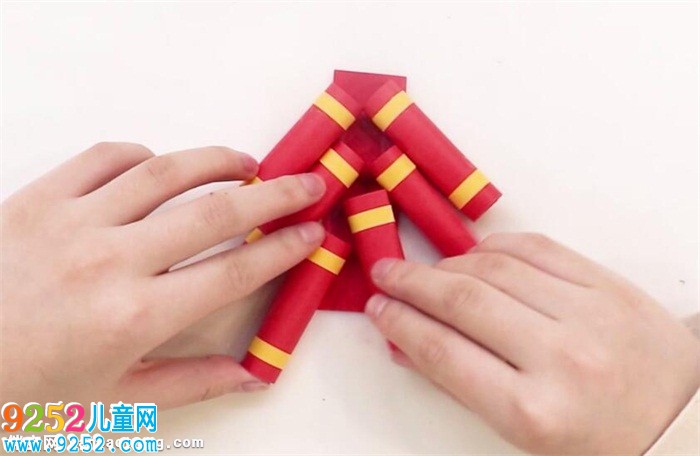 幼兒<a href=http://www.inspiredelm.com/diy/ target=_blank class=infotextkey>手工制作</a>鞭炮教程