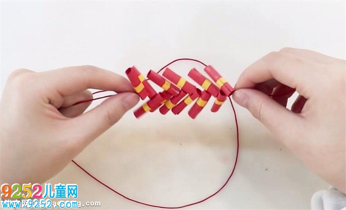 怎樣<a href=http://www.inspiredelm.com/diy/ target=_blank class=infotextkey>手工制作</a>鞭炮