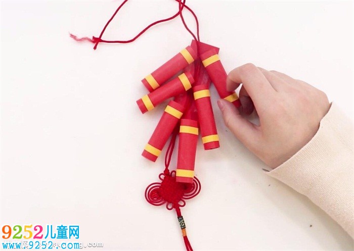 幼兒<a href=http://www.inspiredelm.com/diy/ target=_blank class=infotextkey>手工制作</a>鞭炮教程