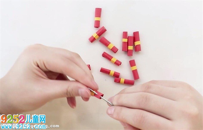 怎樣<a href=http://www.inspiredelm.com/diy/ target=_blank class=infotextkey>手工制作</a>鞭炮