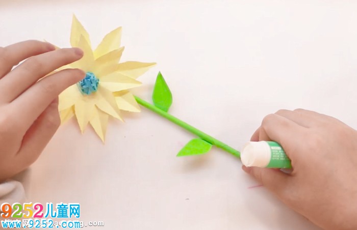 幼兒園手工簡(jiǎn)單小花教程