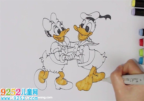 唐老鴨和黛絲<a href=http://www.inspiredelm.com/jianbihua/ target=_blank class=infotextkey>簡(jiǎn)筆畫</a>