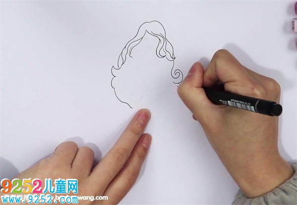 芭比娃娃<a href=http://www.inspiredelm.com/jianbihua/ target=_blank class=infotextkey>簡(jiǎn)筆畫</a>