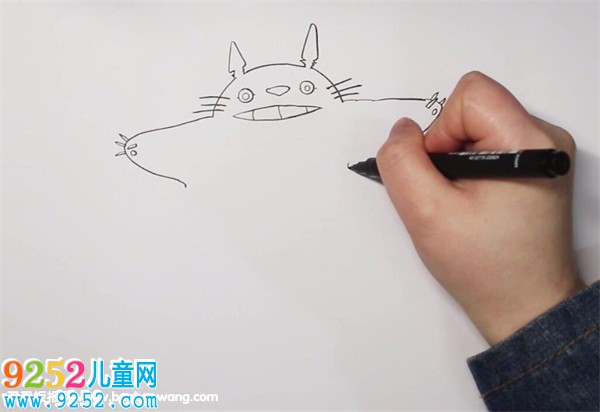 小梅和龍貓<a href=http://www.inspiredelm.com/jianbihua/ target=_blank class=infotextkey>簡(jiǎn)筆畫(huà)</a>