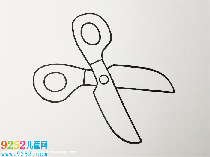 剪刀<a href=http://www.inspiredelm.com/jianbihua/ target=_blank class=infotextkey>簡(jiǎn)筆畫</a>步驟