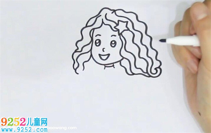 卷發(fā)女孩<a href=http://www.inspiredelm.com/jianbihua/ target=_blank class=infotextkey>簡(jiǎn)筆畫</a>