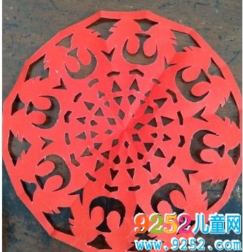 公雞窗花簡單手工<a href=http://www.inspiredelm.com/jianzhi/ target=_blank class=infotextkey>剪紙</a>教程