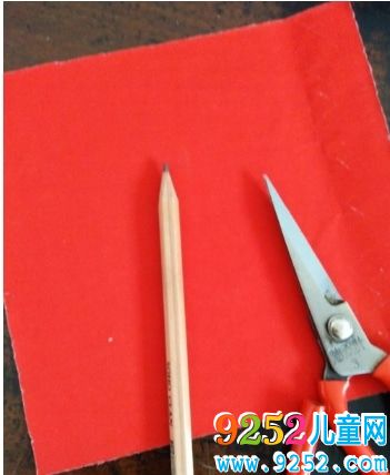 公雞窗花簡單手工<a href=http://www.inspiredelm.com/jianzhi/ target=_blank class=infotextkey>剪紙</a>教程