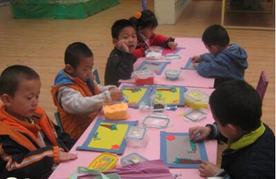 幼兒園小班教育筆記《幼兒扔口袋》