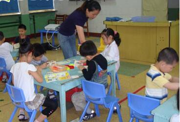 幼兒小班教育筆記《請(qǐng)耐心等待，讓孩子自己說(shuō)出原因》