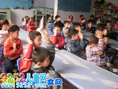 大班體育活動說課稿《玩報紙》
