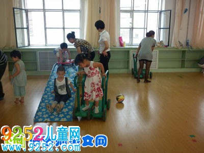 大班音樂(lè)說(shuō)課稿《紅色歌曲》