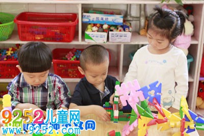 大班計算活動說課稿《看報學數(shù)》