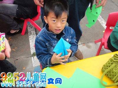大班語言活動說課稿《桃樹下的喜愛白兔》