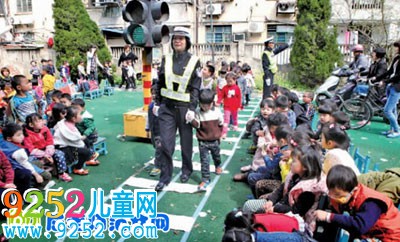 幼兒園大班說課稿《發(fā)明家奇奇兔》
