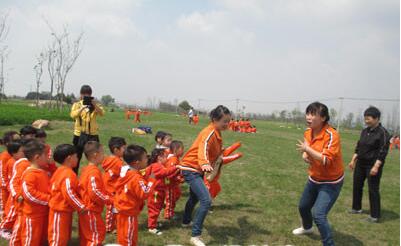 小班優(yōu)秀語言公開課<a href=http://www.inspiredelm.com/jiaoan/ target=_blank class=infotextkey>教案</a>《小雞和小鴨》
