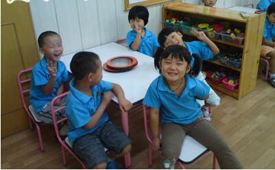 小班公開課語言<a href=http://www.inspiredelm.com/jiaoan/ target=_blank class=infotextkey>教案</a>《爸爸瞧媽媽看》