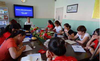 小班語言公開課<a href=http://www.inspiredelm.com/jiaoan/ target=_blank class=infotextkey>教案</a>《愛唱歌的小麻雀》