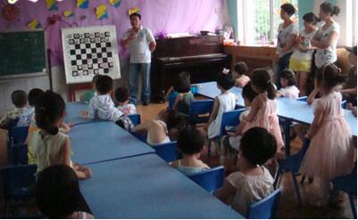 小班語言優(yōu)質(zhì)課<a href=http://www.inspiredelm.com/jiaoan/ target=_blank class=infotextkey>教案</a>《不聽話的小雞》
