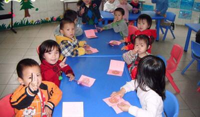 小班優(yōu)秀語言<a href=http://www.inspiredelm.com/jiaoan/ target=_blank class=infotextkey>教案</a>《大蝴蝶 小毛蟲》