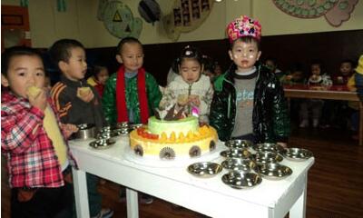 小班語言領(lǐng)域<a href=http://www.inspiredelm.com/jiaoan/ target=_blank class=infotextkey>教案</a>《小手打招呼》