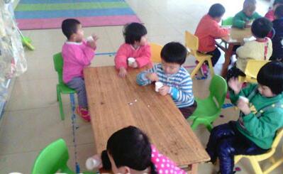 小班幼兒語言<a href=http://www.inspiredelm.com/jiaoan/ target=_blank class=infotextkey>教案</a>《不挑食》