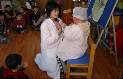 小班語言活動<a href=http://www.inspiredelm.com/jiaoan/ target=_blank class=infotextkey>教案</a>《夜晚的小池塘》