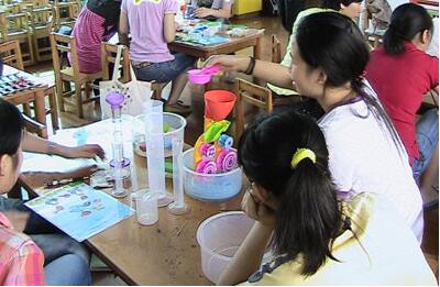 幼兒園小班語言優(yōu)質(zhì)課<a href=http://www.inspiredelm.com/jiaoan/ target=_blank class=infotextkey>教案</a>《比高矮》