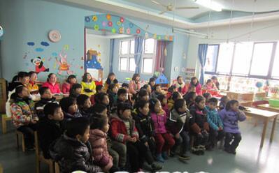 幼兒園小班語(yǔ)言活動(dòng)<a href=http://www.inspiredelm.com/jiaoan/ target=_blank class=infotextkey>教案</a>《西瓜里的娃娃》