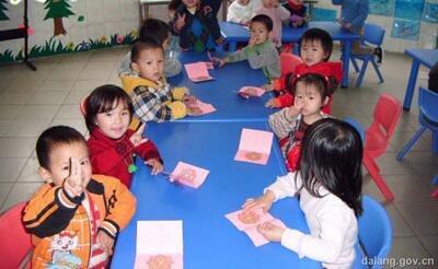 小班語言<a href=http://www.inspiredelm.com/jiaoan/ target=_blank class=infotextkey>教案</a>與反思詳案《拔蘿卜》
