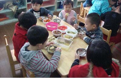 小班公開課語言<a href=http://www.inspiredelm.com/jiaoan/ target=_blank class=infotextkey>教案</a>《下雪了》