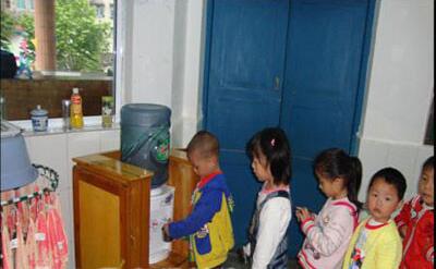 小班語言優(yōu)秀<a href=http://www.inspiredelm.com/jiaoan/ target=_blank class=infotextkey>教案</a>《送顏色》