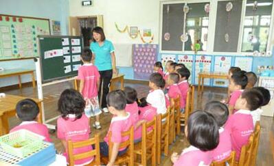 幼兒園小班語言活動<a href=http://www.inspiredelm.com/jiaoan/ target=_blank class=infotextkey>教案</a>《星星警察》
