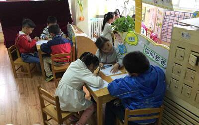 小班語言活動(dòng)<a href=http://www.inspiredelm.com/jiaoan/ target=_blank class=infotextkey>教案</a>《小種子長大了》