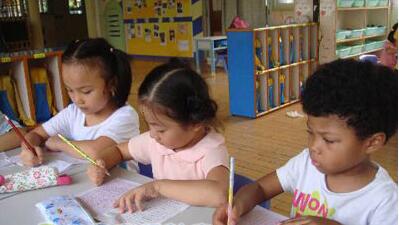 幼兒園小班語言<a href=http://www.inspiredelm.com/jiaoan/ target=_blank class=infotextkey>教案</a>《想長腳的紐扣》