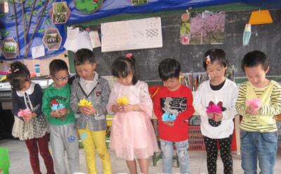 小班下學期語言<a href=http://www.inspiredelm.com/jiaoan/ target=_blank class=infotextkey>教案</a>《送小螞蟻回家》