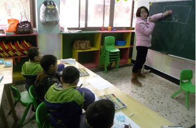 小班下學期語言<a href=http://www.inspiredelm.com/jiaoan/ target=_blank class=infotextkey>教案</a>《首先有一個蘋果》