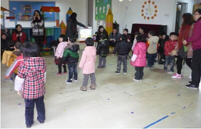 幼兒園小班優(yōu)秀語言<a href=http://www.inspiredelm.com/jiaoan/ target=_blank class=infotextkey>教案</a>《小鼓響咚咚》