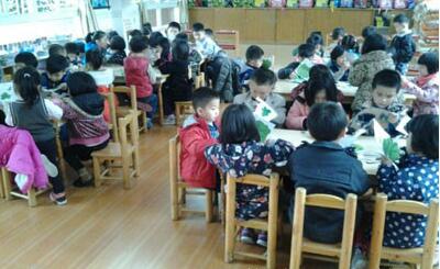 幼兒園小班語言<a href=http://www.inspiredelm.com/jiaoan/ target=_blank class=infotextkey>教案</a>《快樂的一天》