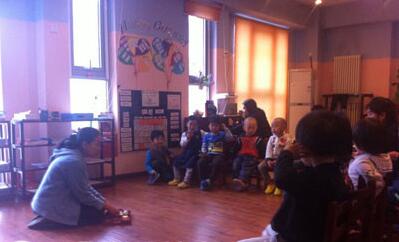 幼兒園小班公開課語言<a href=http://www.inspiredelm.com/jiaoan/ target=_blank class=infotextkey>教案</a>《圓圓的彎彎的》