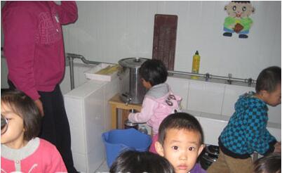 小班優(yōu)秀語言公開課<a href=http://www.inspiredelm.com/jiaoan/ target=_blank class=infotextkey>教案</a>《月亮藏貓貓》